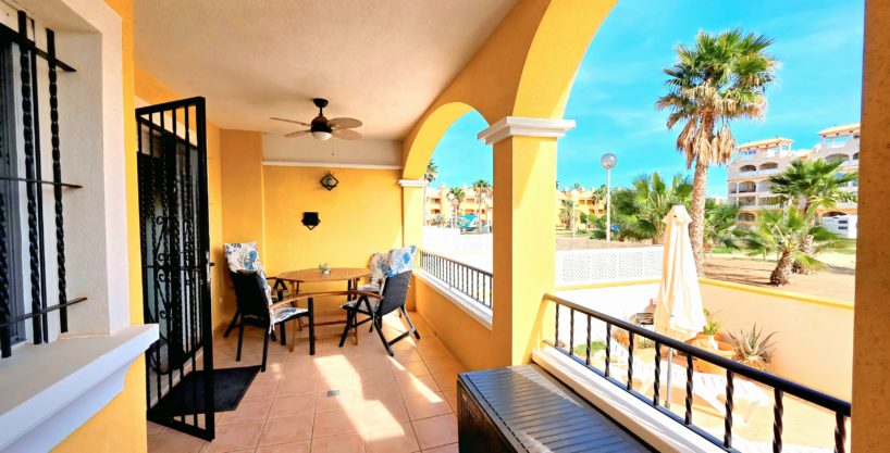 Venta de Espectacular Piso Bajo en Playa Islas Menores con Amplio Porche y Piscina Comunitaria