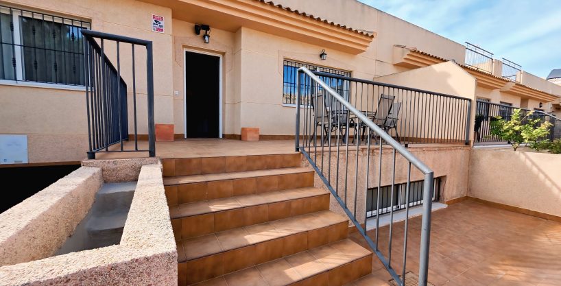 Venta de planta baja con apartamento independiente en La Aljorra (Cartagena), 4 dormitorios, terraza 100 m² y semisótano
