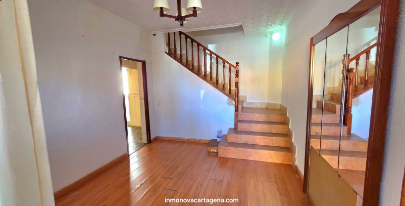 Espectacular Dúplex en Barriada Cuatro Santos: 120 m², 4 Dormitorios y Gran Patio Privado
